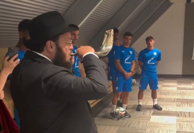 שחקני 'נבחרת ישראל' שמעו תקיעת שופר לפני המשחק • צפו