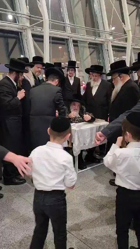 האדמו"ר מויז'ניץ בהגעתו לארה"ב 