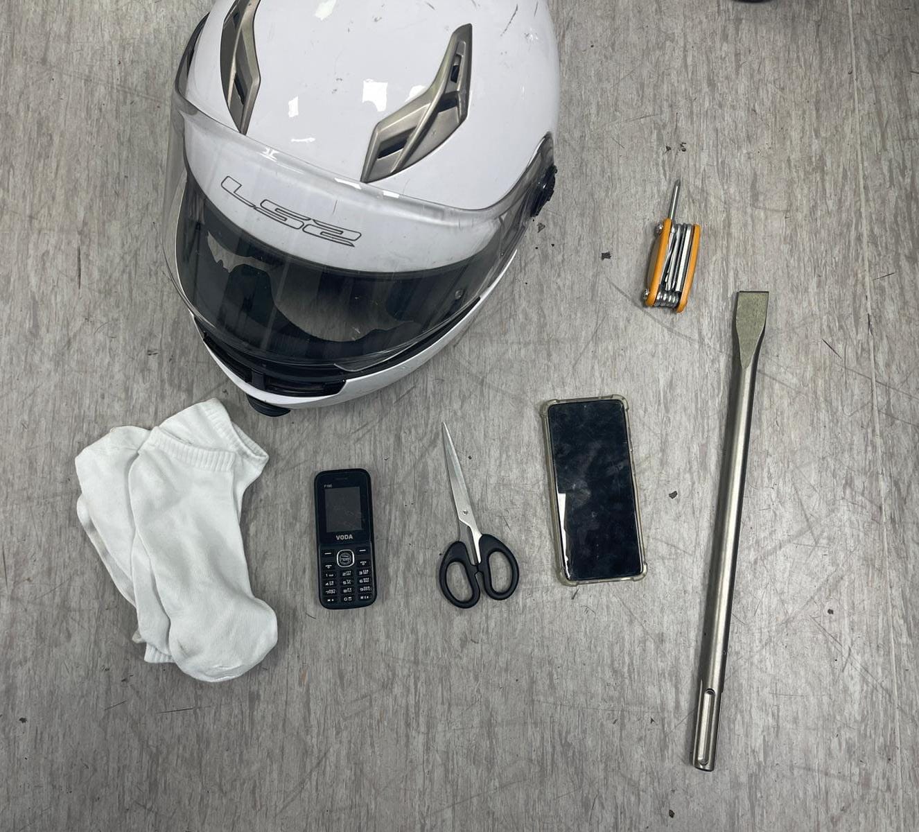 כלי פריצה והכסף שנתפסו ברשות החשוד