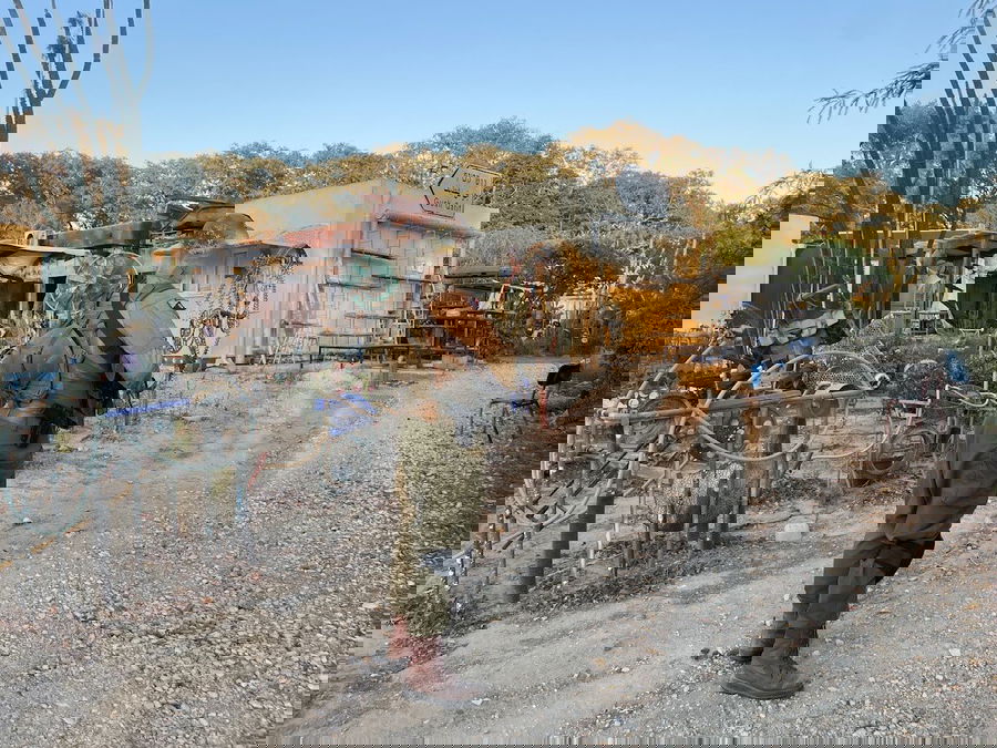 מנדי אושר על רקע ניר עוז והשלט המיתולוגי שנשמר על הדרך לגוש קטיף