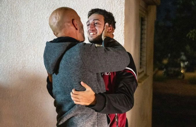 ליאם אור עם אביו, אחרי שחרורו