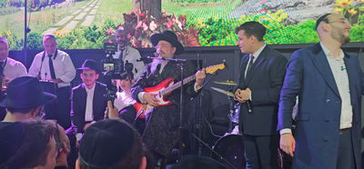 כשהאדמו"ר הספרדי שר תוך כדי ניגון על גיטרה חשמלית | צפו