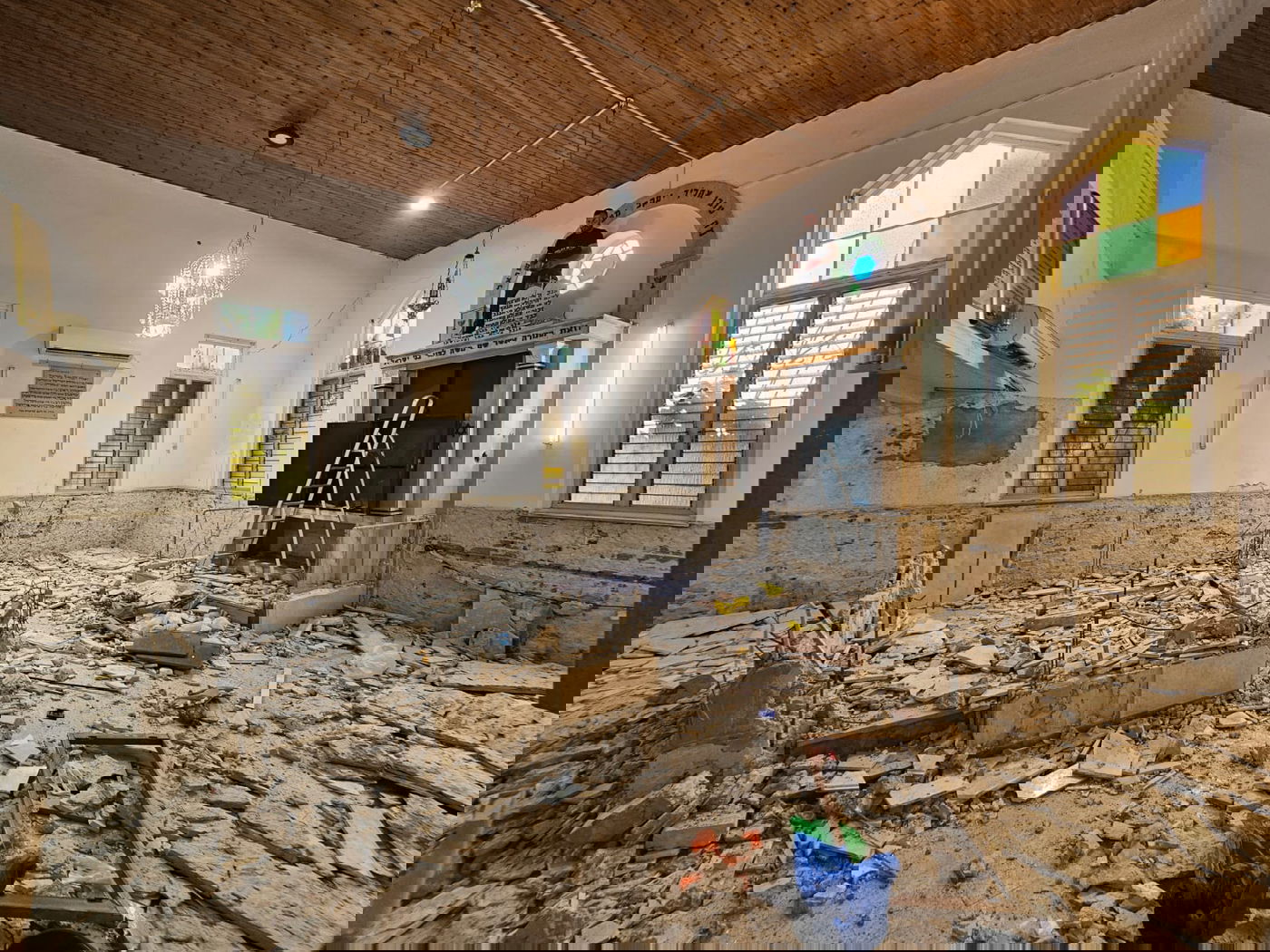 היכל בית הכנסת בהתחלת השיפוץ וההרחבה