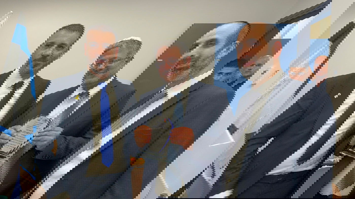 השר בן גביר עם ראש עירית אלעד יהודה בוטבול וסגנו יניב בדלוב