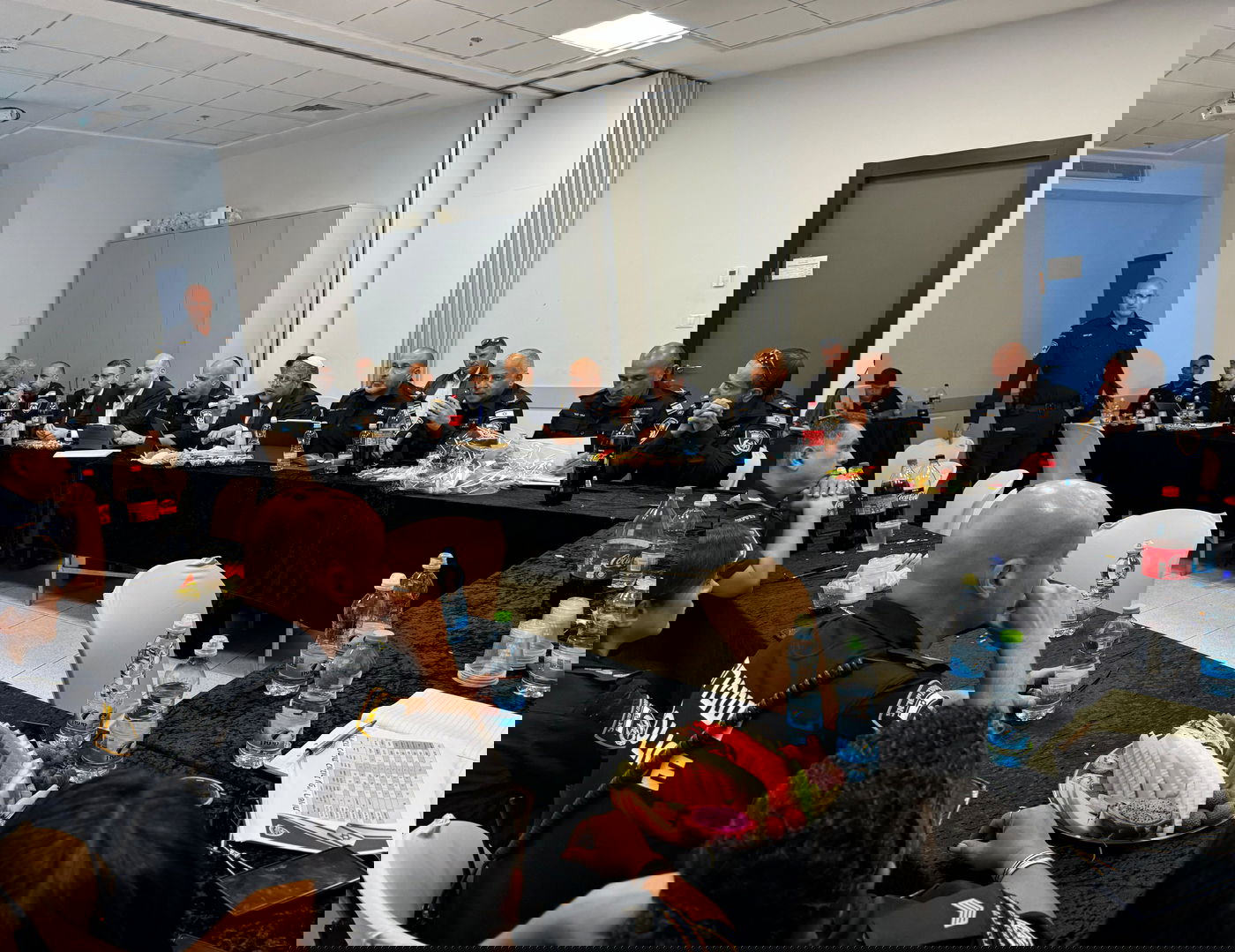 השר בן גביר עם שוטרי משטרת ראש העין