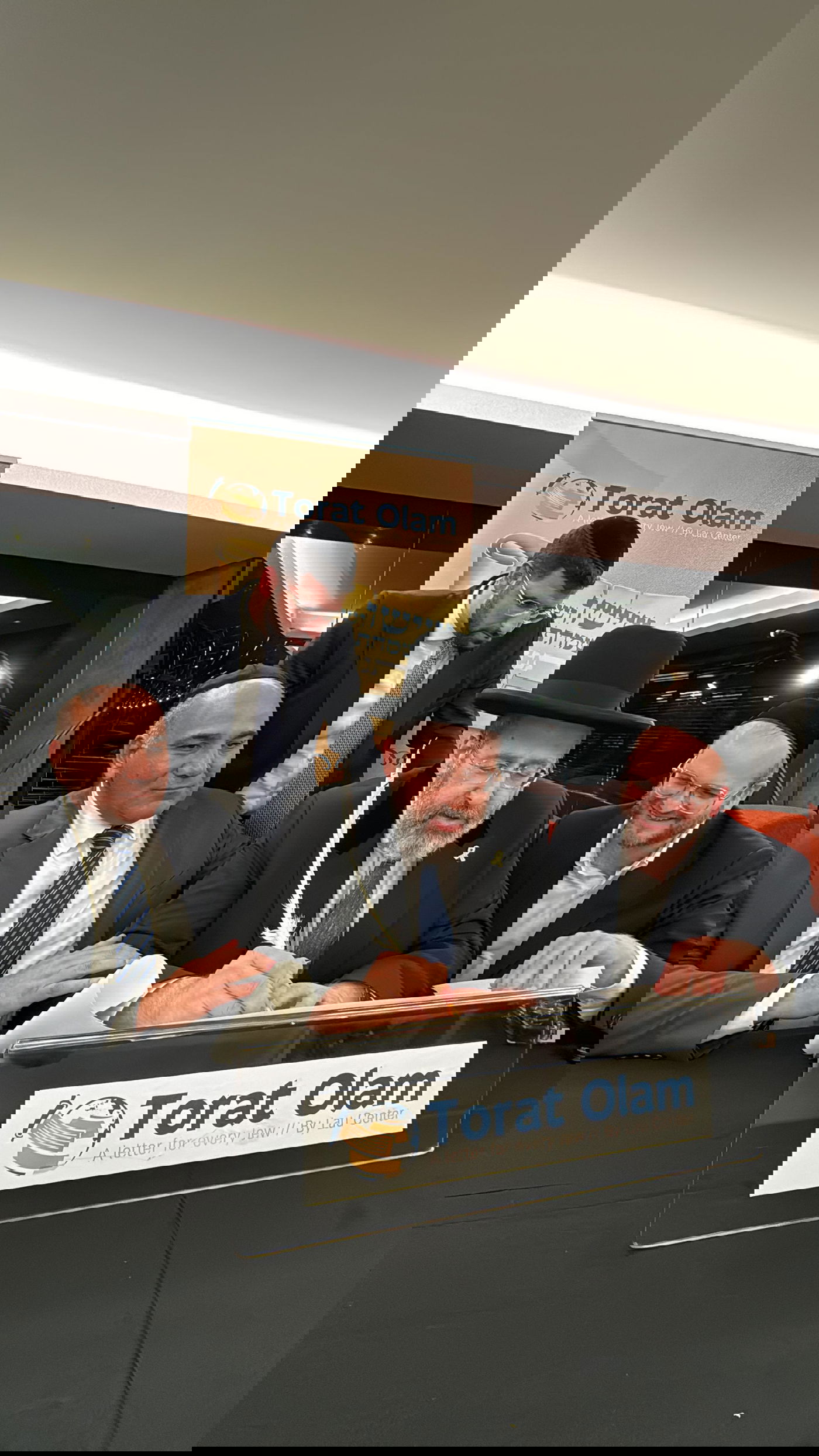 פרויקט ספר התורה צובר תאוצה: נשיא ארגנטינה כתב אות