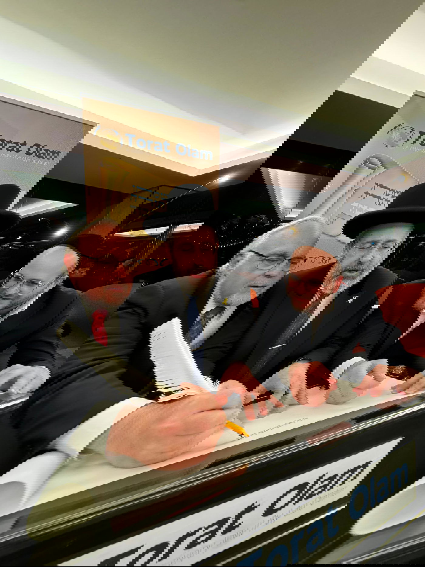 פרויקט ספר התורה צובר תאוצה: נשיא ארגנטינה כתב אות