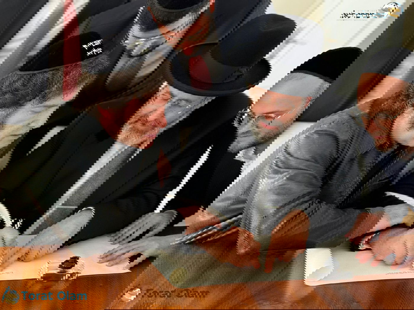 פרויקט ספר התורה צובר תאוצה: נשיא ארגנטינה כתב אות