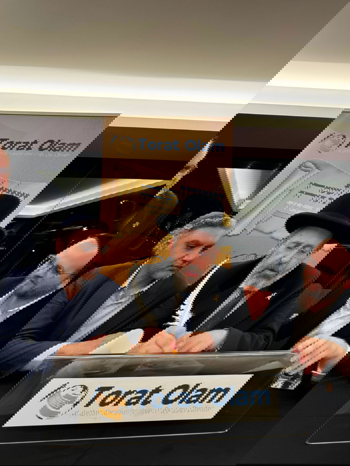 פרויקט ספר התורה צובר תאוצה: נשיא ארגנטינה כתב אות