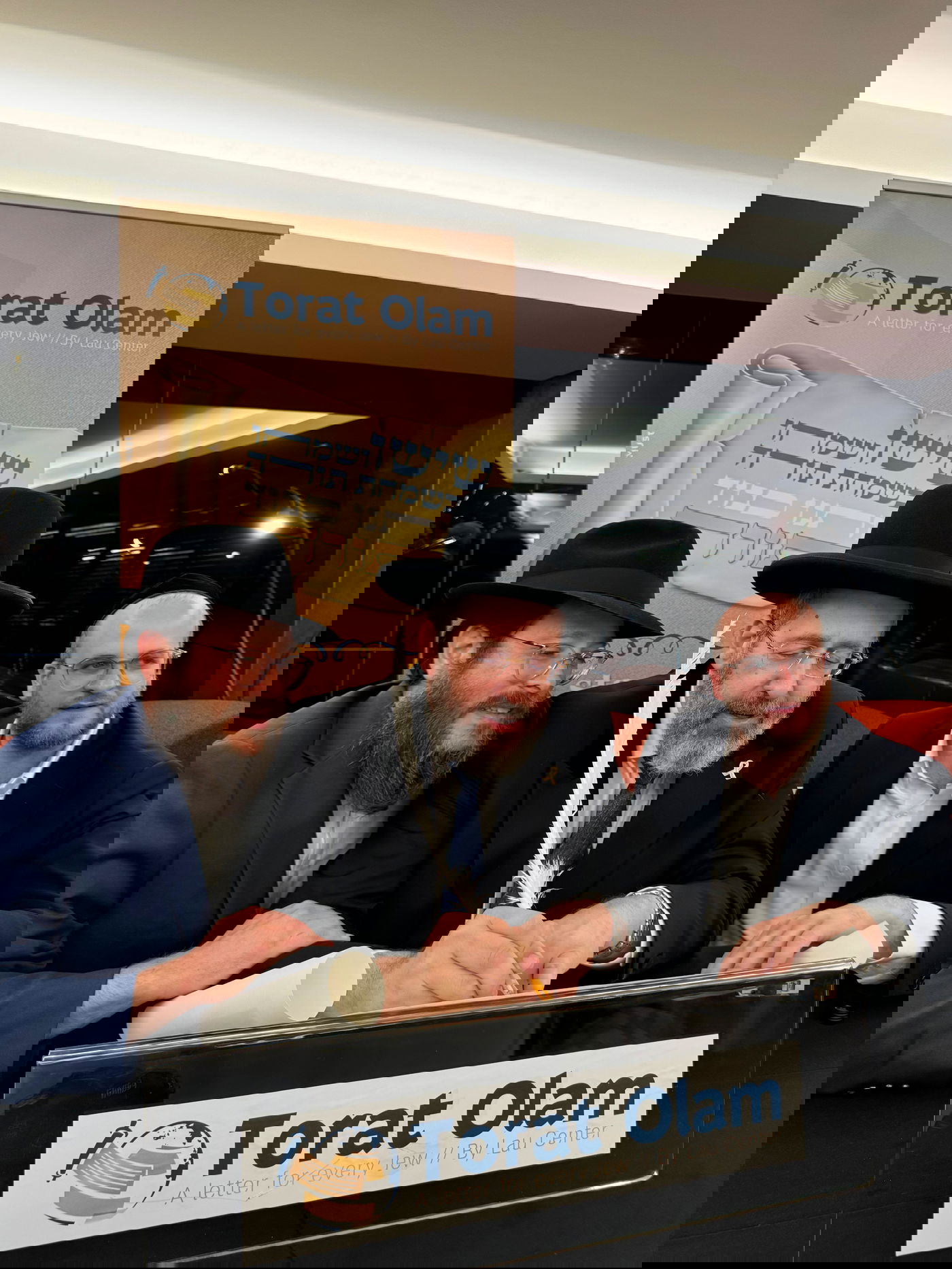 פרויקט ספר התורה צובר תאוצה: נשיא ארגנטינה כתב אות