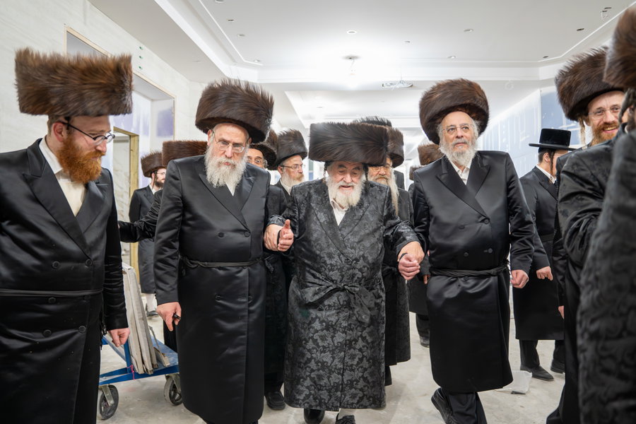 האדמו"ר מויז'ניץ בסיור בביהמ"ד סקווירא בשיכון סקווירא