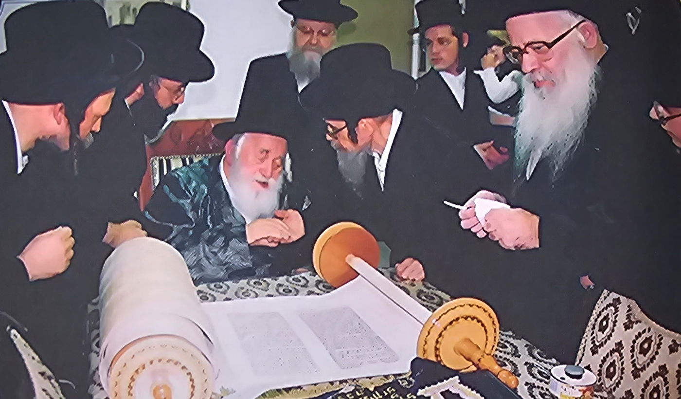 בסיום כתיבת הספר תורה של הדיין, אצל רבו האדמו"ר בעל ה'ישועות משה' מויז'ניץ זי"ע