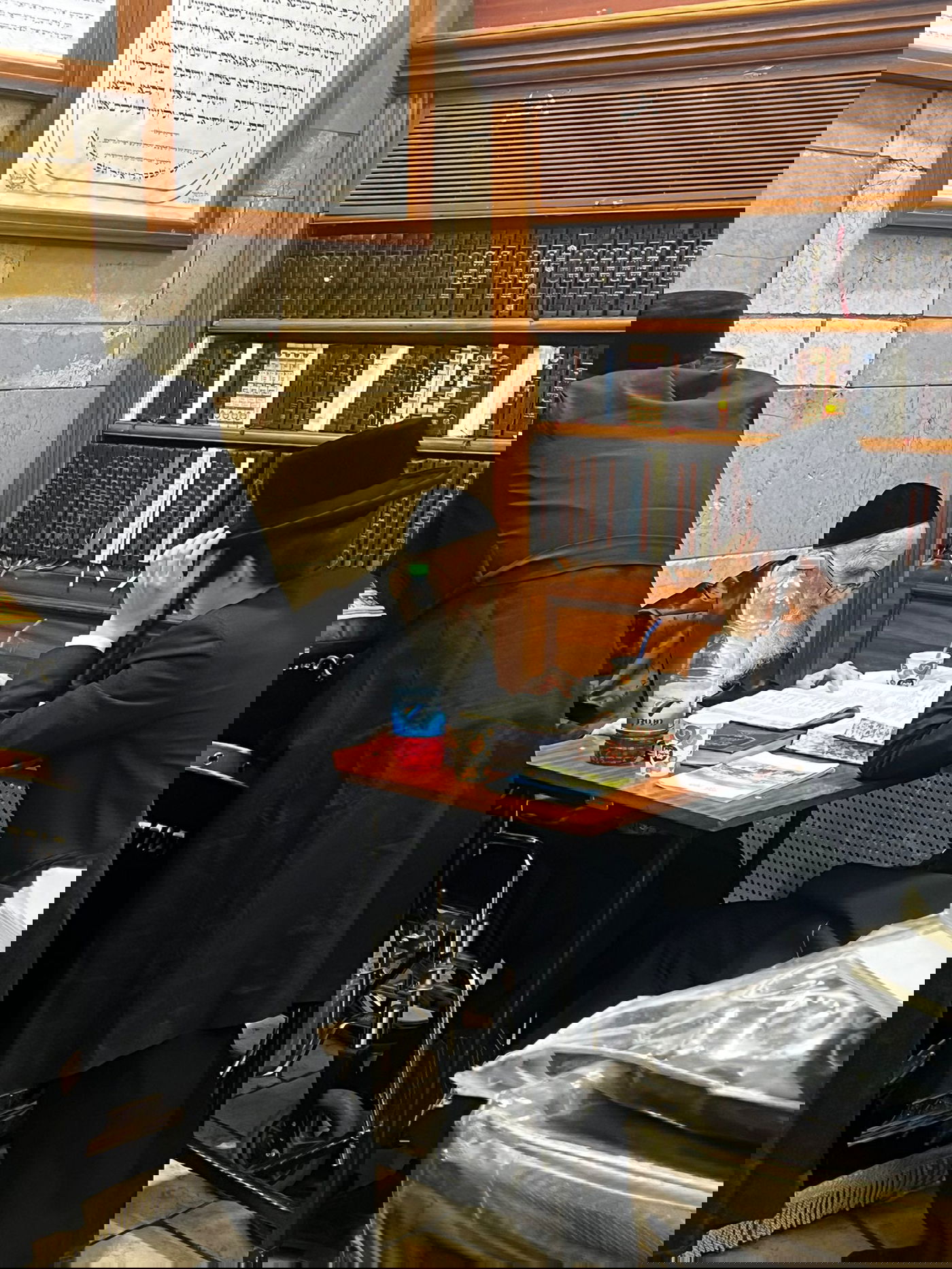 עם נכדו מוטי שטיינמץ בציון הרשב"י במירון 