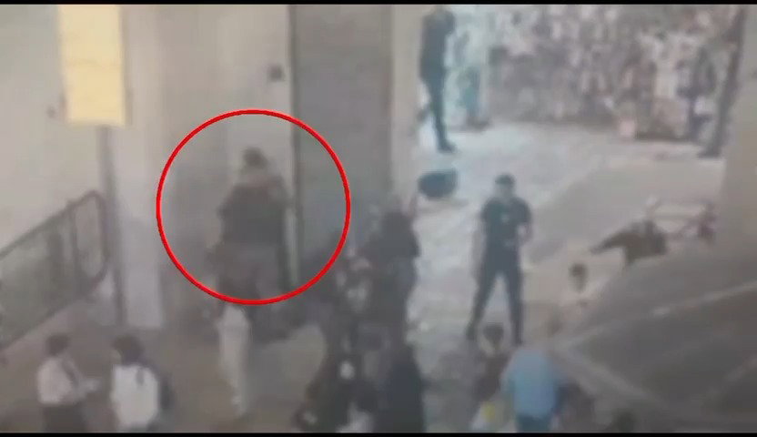 תיעוד ממצלמת אבטחה בשער שכם: המחבל מגיח מאחור ודוקר