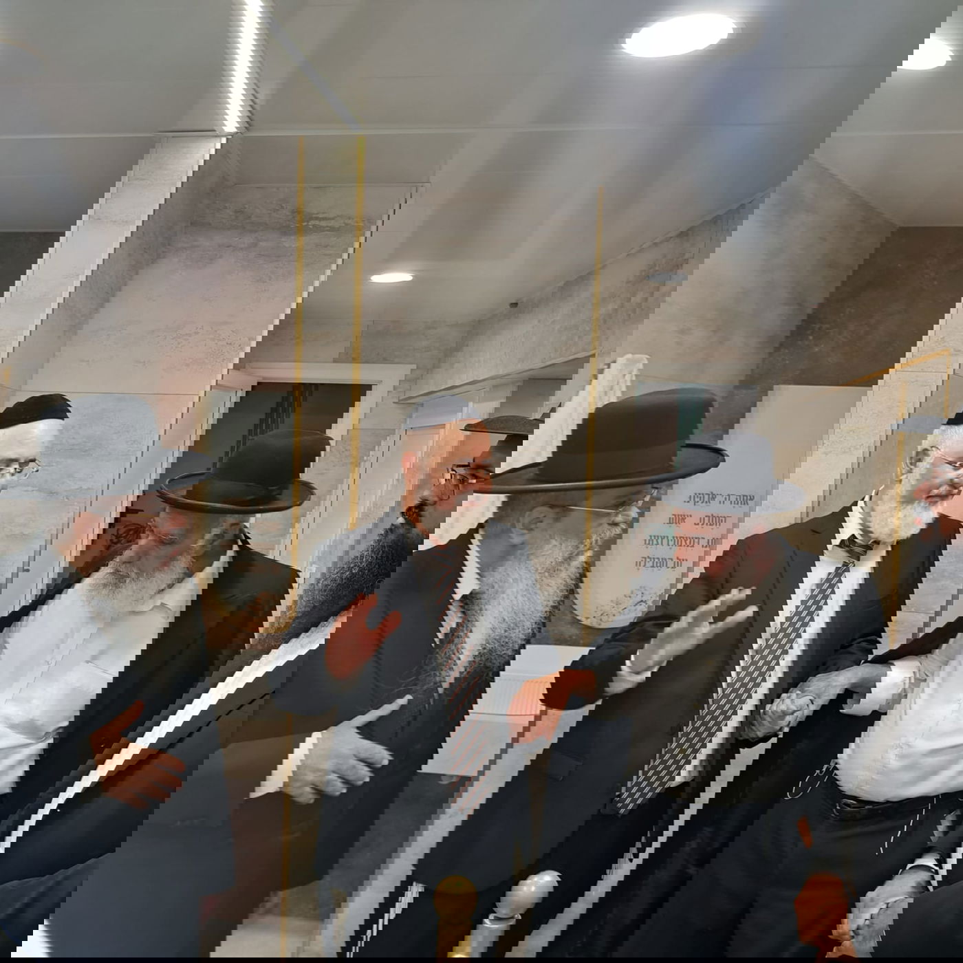 הגאון רבי שלמה מחפוד, בסיור במקווה בעיר אשדוד 