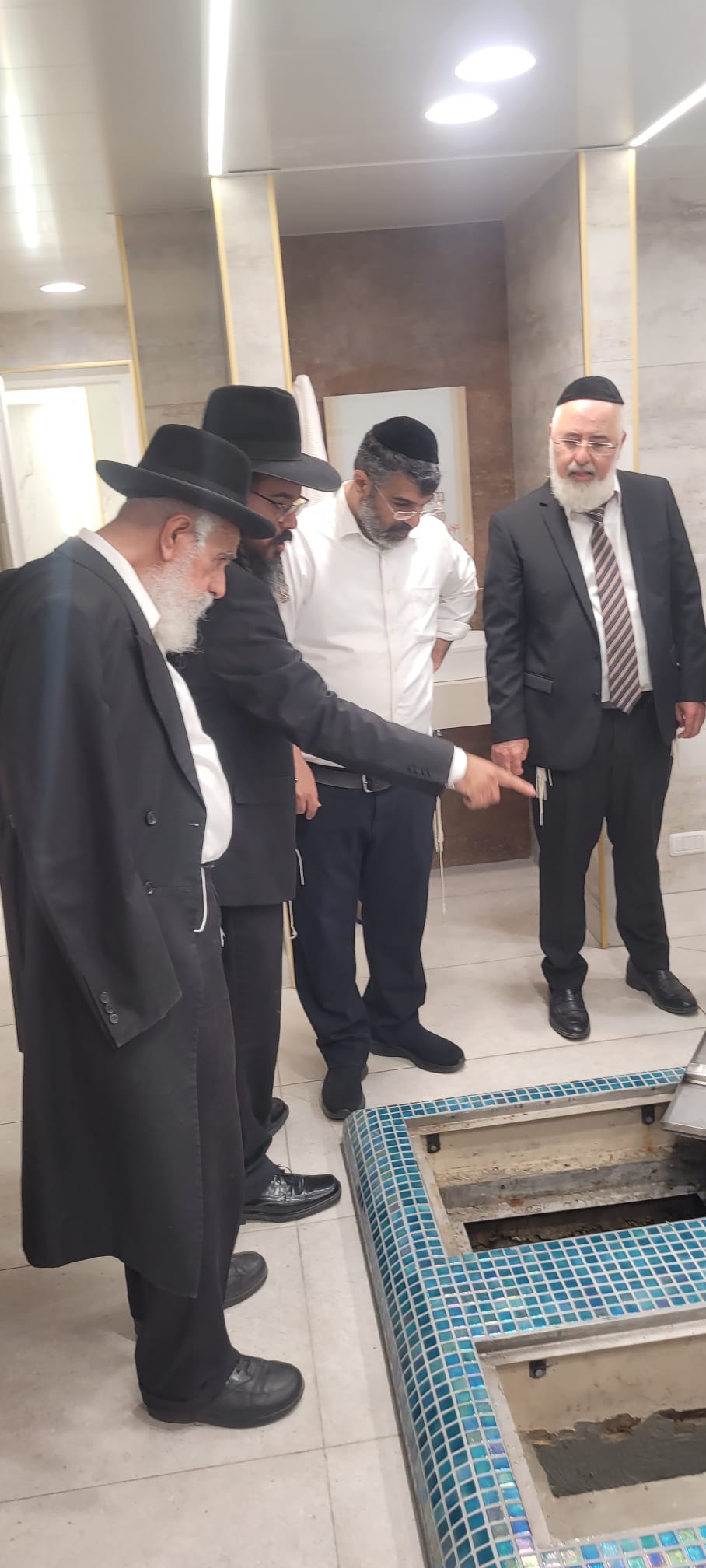 הגאון רבי שלמה מחפוד, בסיור במקווה בעיר אשדוד 