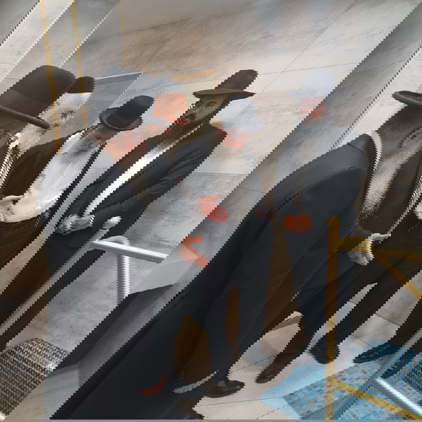 הגאון רבי שלמה מחפוד, בסיור במקווה בעיר אשדוד 