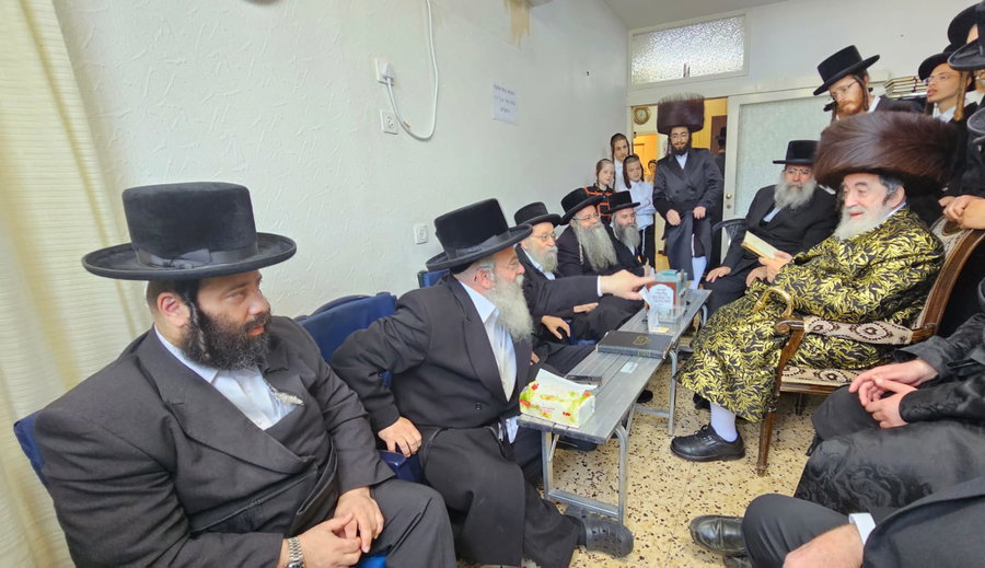 האדמו"ר מויז'ניץ בניחום אבלים אצל בני משפחת שרף