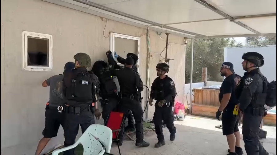 פשיטת השוטרים על דירת המסתור