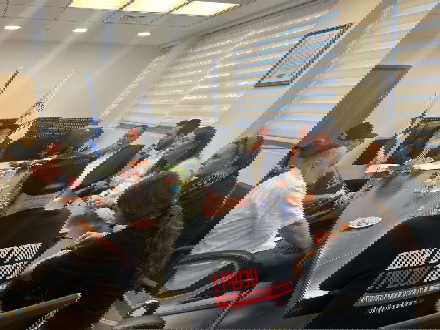 משפחות חטופים בפגישה עם מ"מ הרה"ר הגאון רבי מיכאל עמוס לפני מספר שבועות