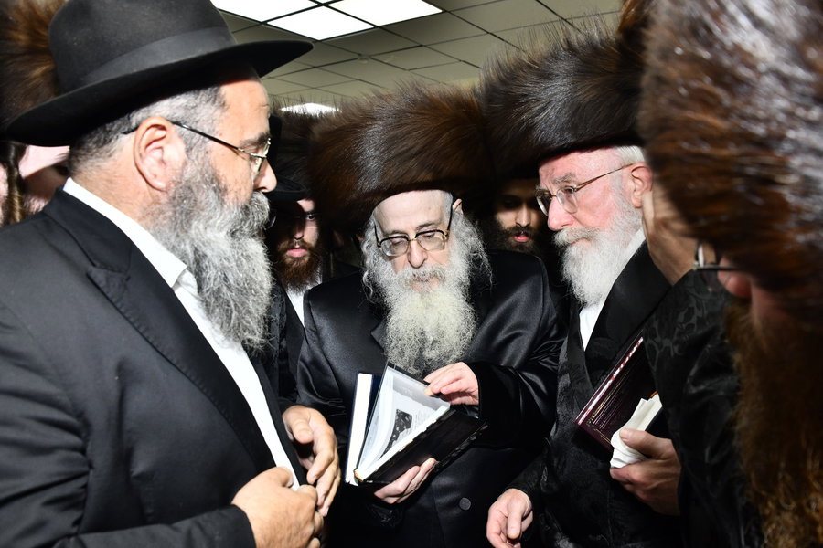 האדמו"ר מצאנז קלויזנבורג עם הרב משה הורוביץ