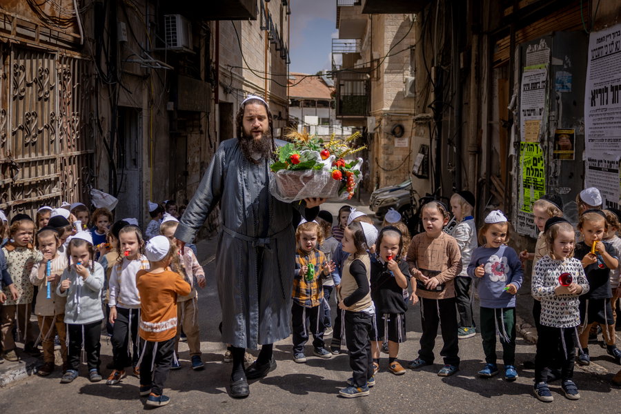תיעוד מרהיב מסמטאותיה של שכונת מאה שערים | ילדי החמד הביאו ביכורים