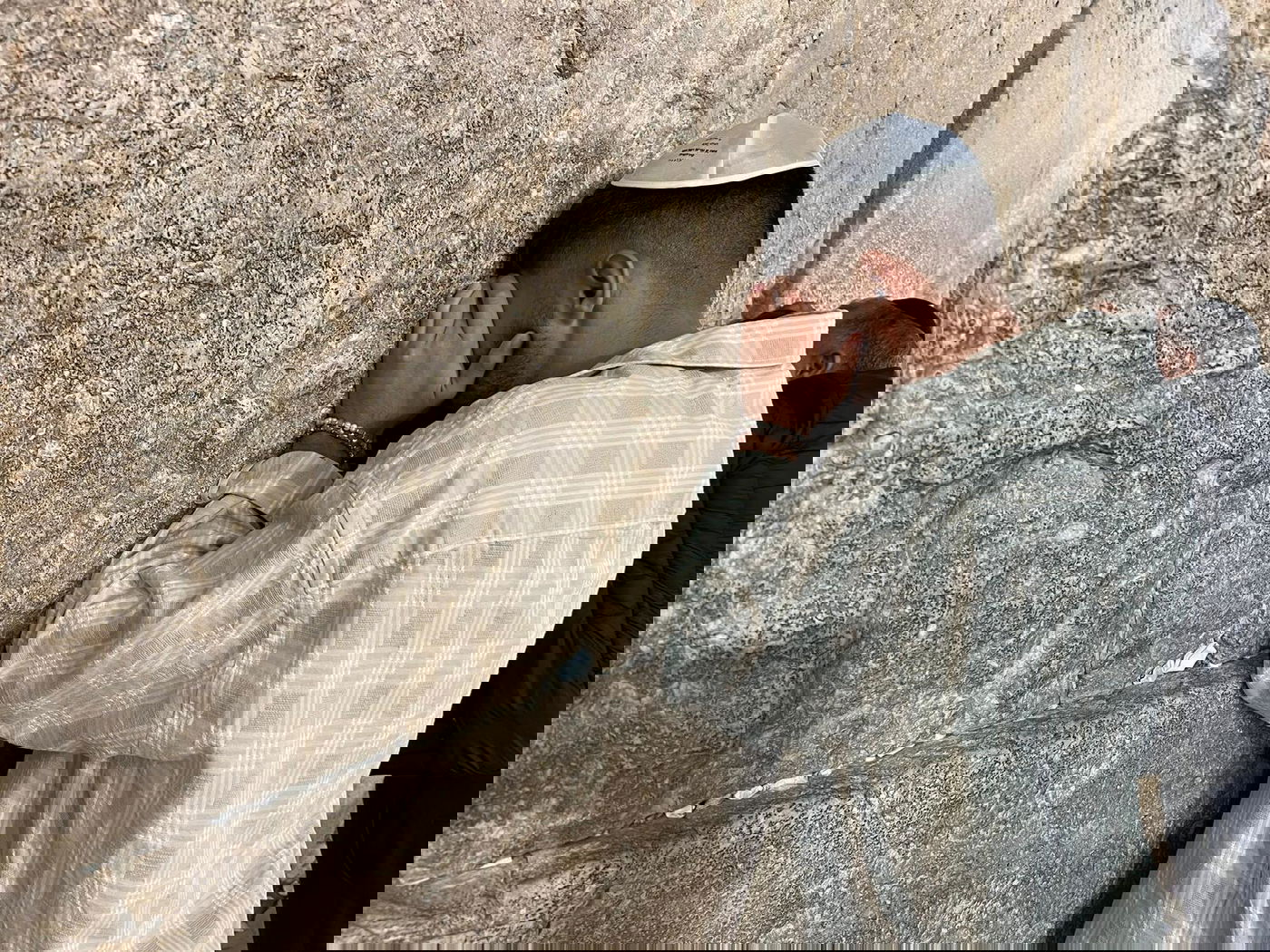 השחקן בר ברימר הגיע לבקש סליחה בכותל | צפו בתיעוד