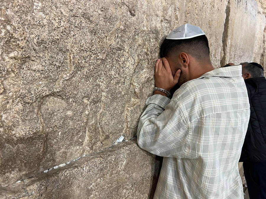 השחקן בר ברימר הגיע לבקש סליחה בכותל | צפו בתיעוד