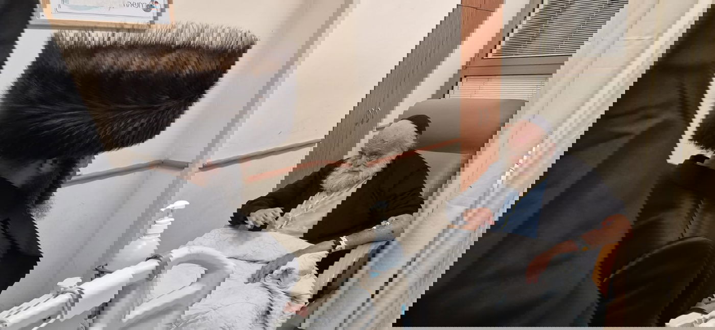 רבו האדמו"ר מפיטסבורג מבקרו בבית הרפואה ימים אחדים לפני פטירתו 