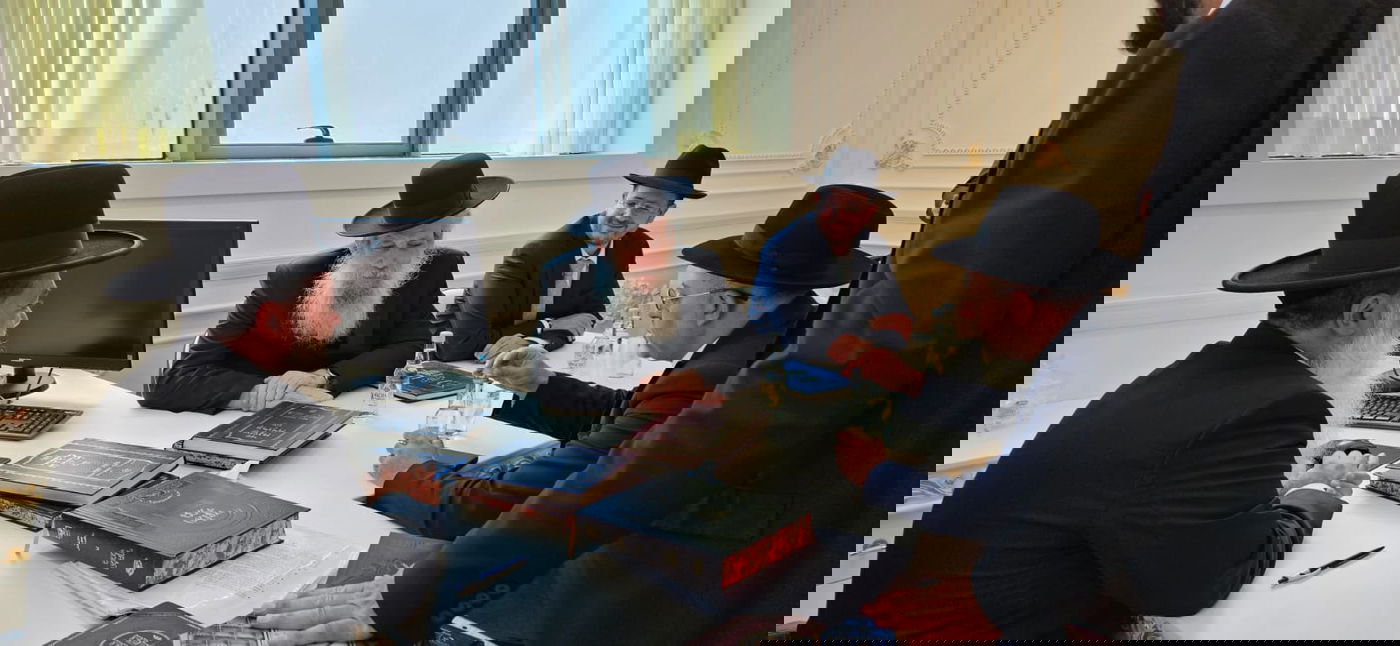 קביעת מזוזות במוסדות "יביע אומר" בראשות הרב יגאל כהן