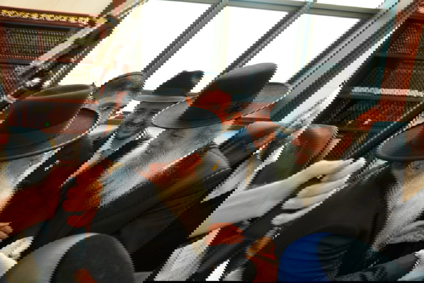 קביעת מזוזות במוסדות "יביע אומר" בראשות הרב יגאל כהן