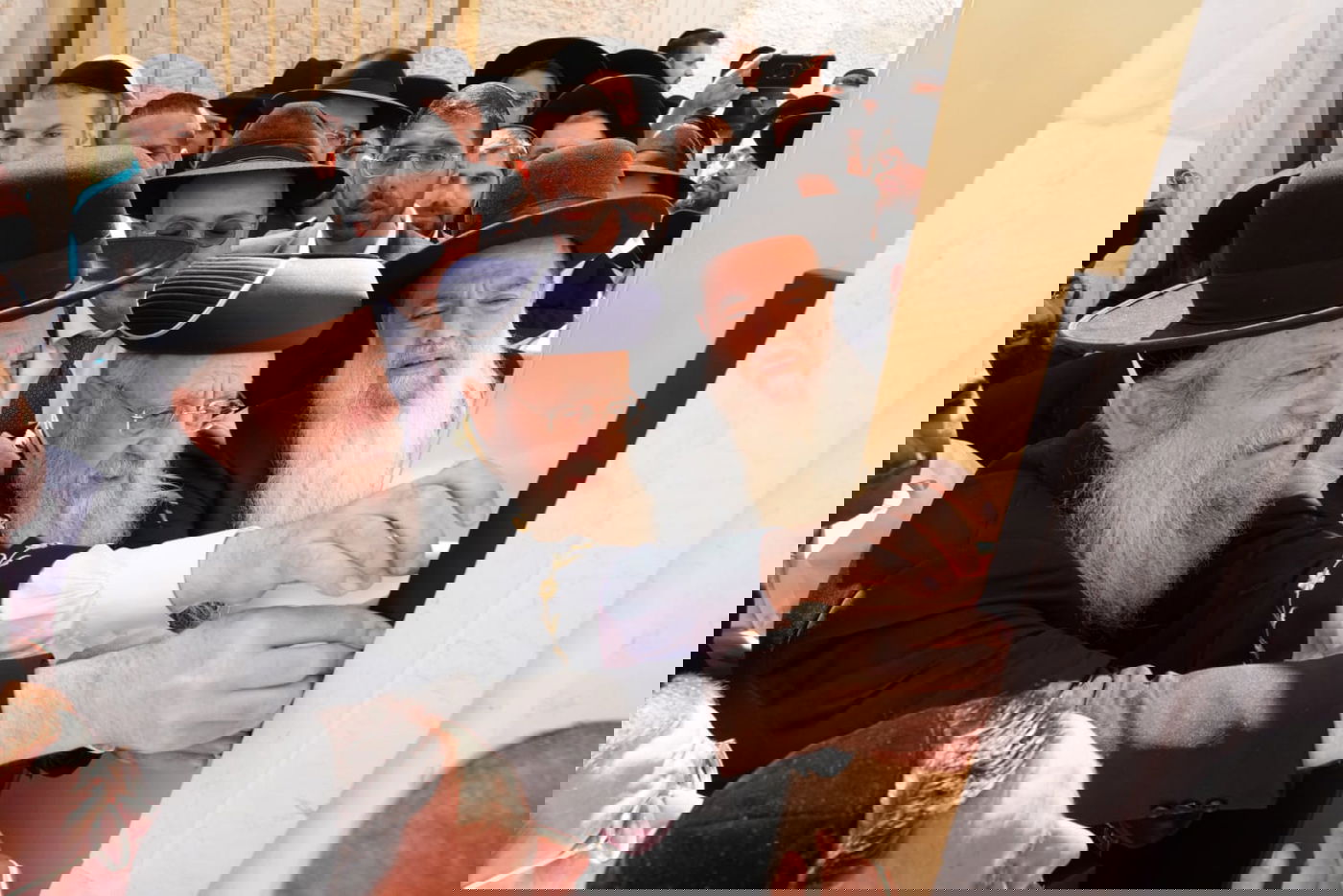 קביעת מזוזות במוסדות "יביע אומר" בראשות הרב יגאל כהן