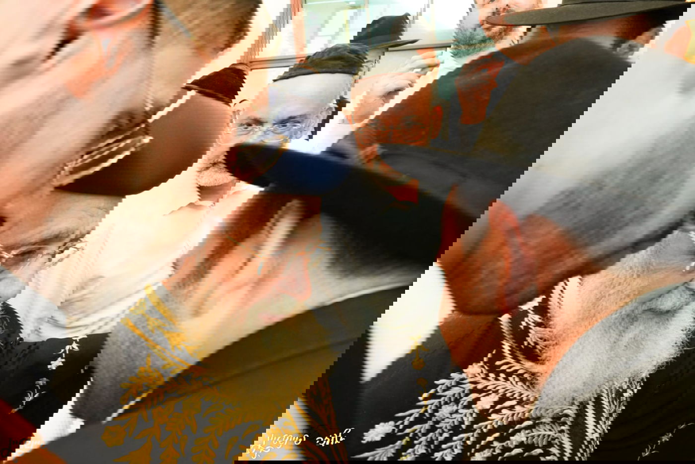 קביעת מזוזות במוסדות "יביע אומר" בראשות הרב יגאל כהן