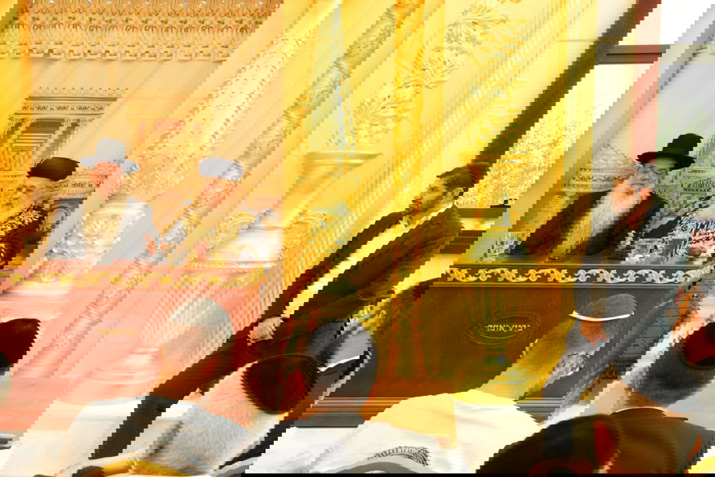 קביעת מזוזות במוסדות "יביע אומר" בראשות הרב יגאל כהן