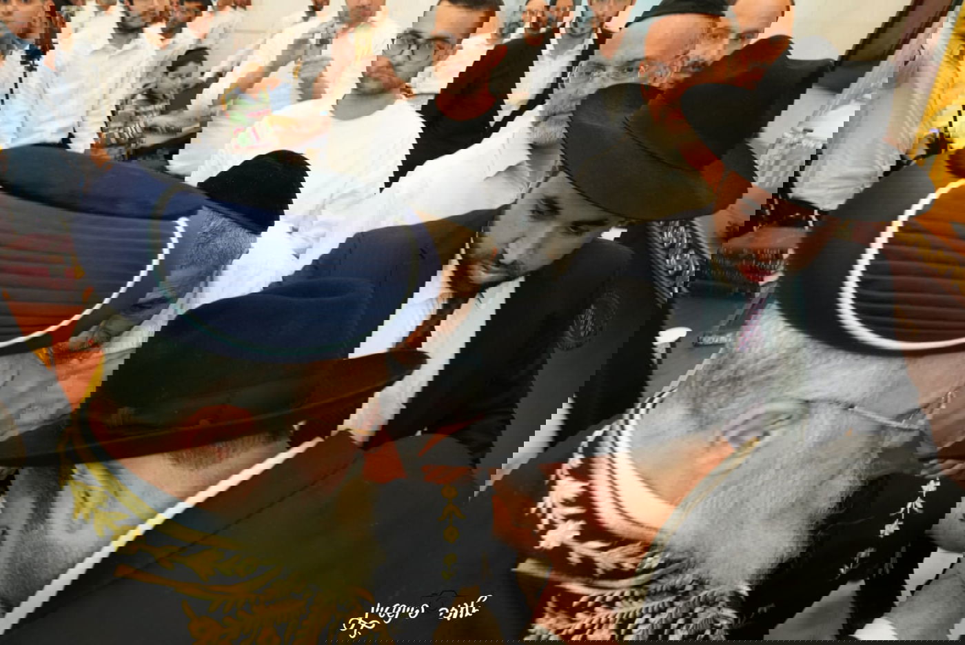 קביעת מזוזות במוסדות "יביע אומר" בראשות הרב יגאל כהן