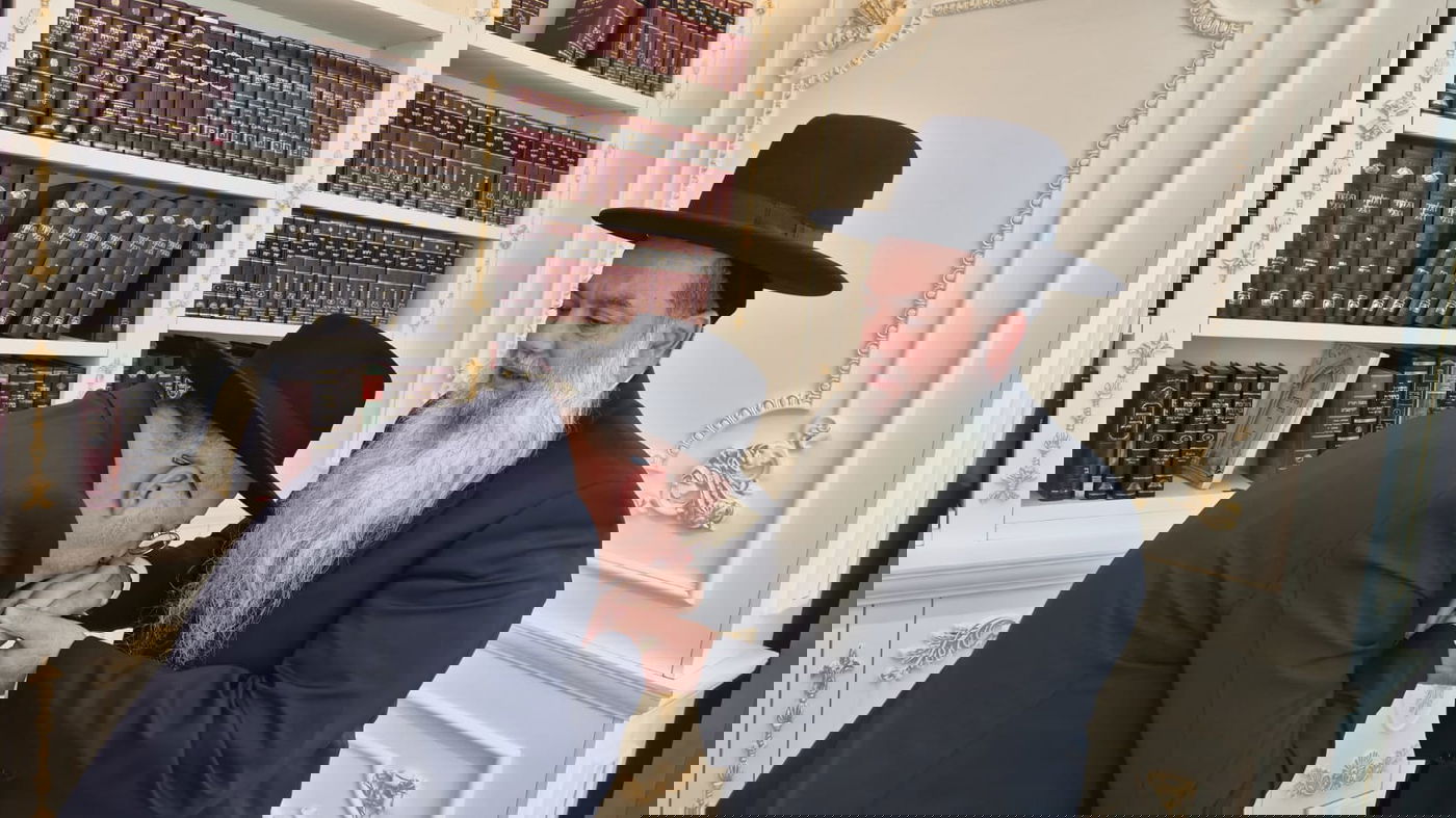 קביעת מזוזות במוסדות "יביע אומר" בראשות הרב יגאל כהן