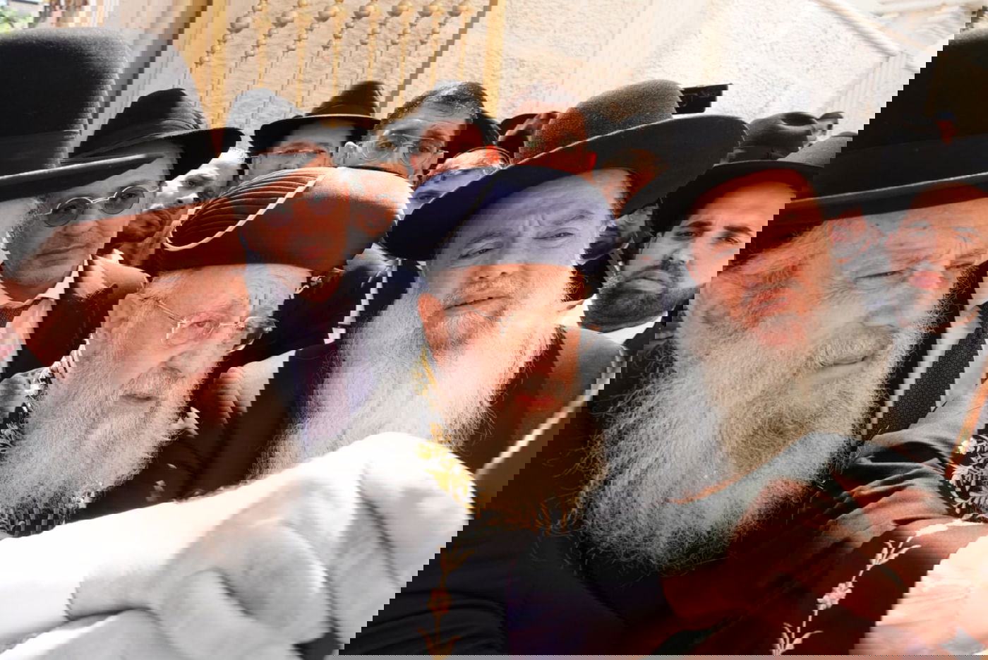 קביעת מזוזות במוסדות "יביע אומר" בראשות הרב יגאל כהן