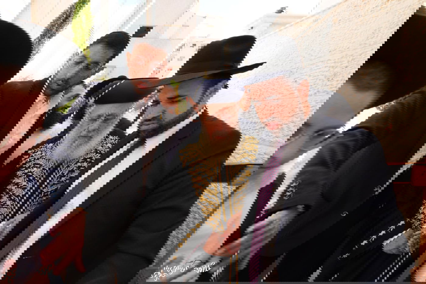 קביעת מזוזות במוסדות "יביע אומר" בראשות הרב יגאל כהן