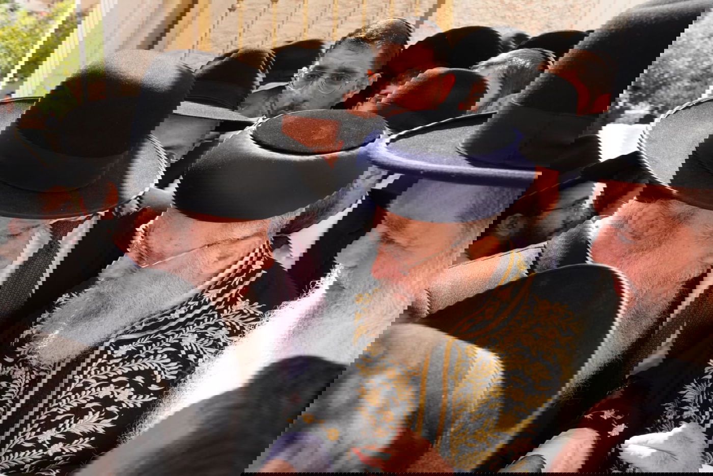 קביעת מזוזות במוסדות "יביע אומר" בראשות הרב יגאל כהן