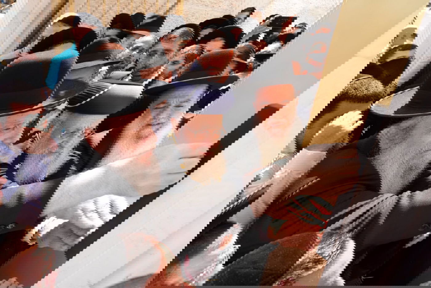 קביעת מזוזות במוסדות "יביע אומר" בראשות הרב יגאל כהן