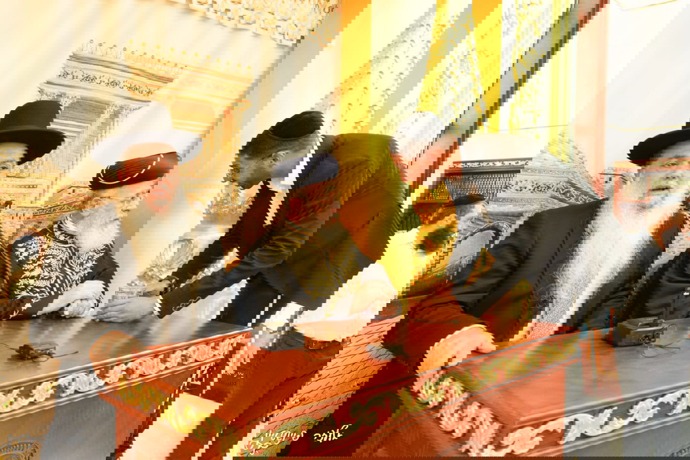 קביעת מזוזות במוסדות "יביע אומר" בראשות הרב יגאל כהן