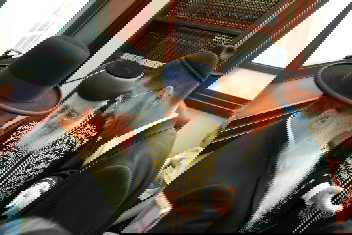 קביעת מזוזות במוסדות "יביע אומר" בראשות הרב יגאל כהן