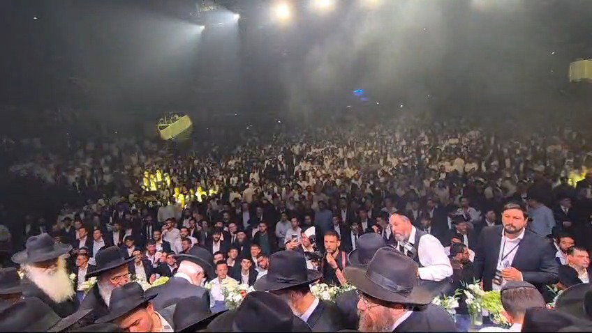 רגעי הכניסה של ראש הישיבה הגאון רבי דב לנדו לאולם בפריז