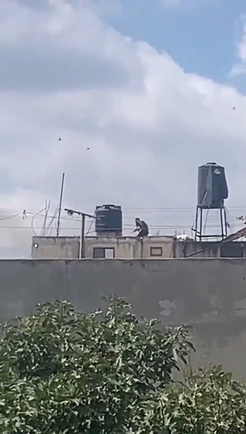 צפו: מחבל חמוש ברובה מחוסל בידי צלף על גג מבנה בקבטיה ליד ג'נין