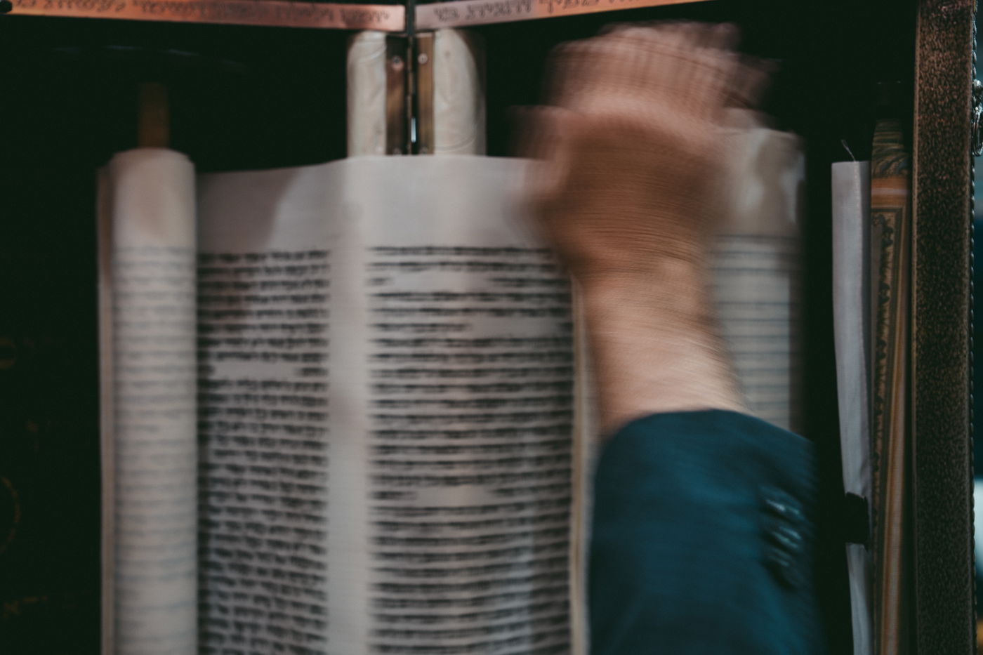 תיעוד מהכנסת ספר התורה למשטרה