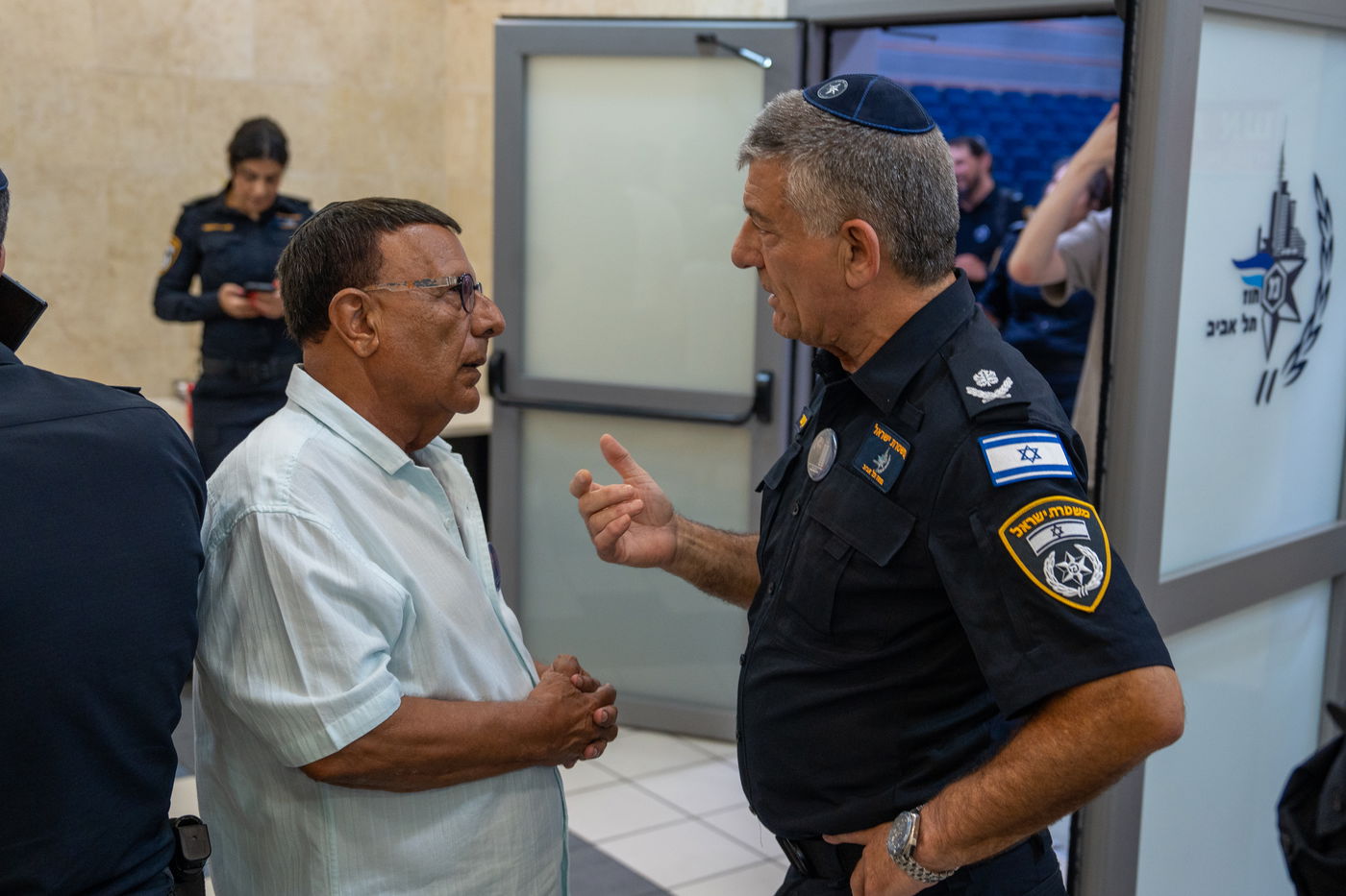 תיעוד מהכנסת ספר התורה למשטרה