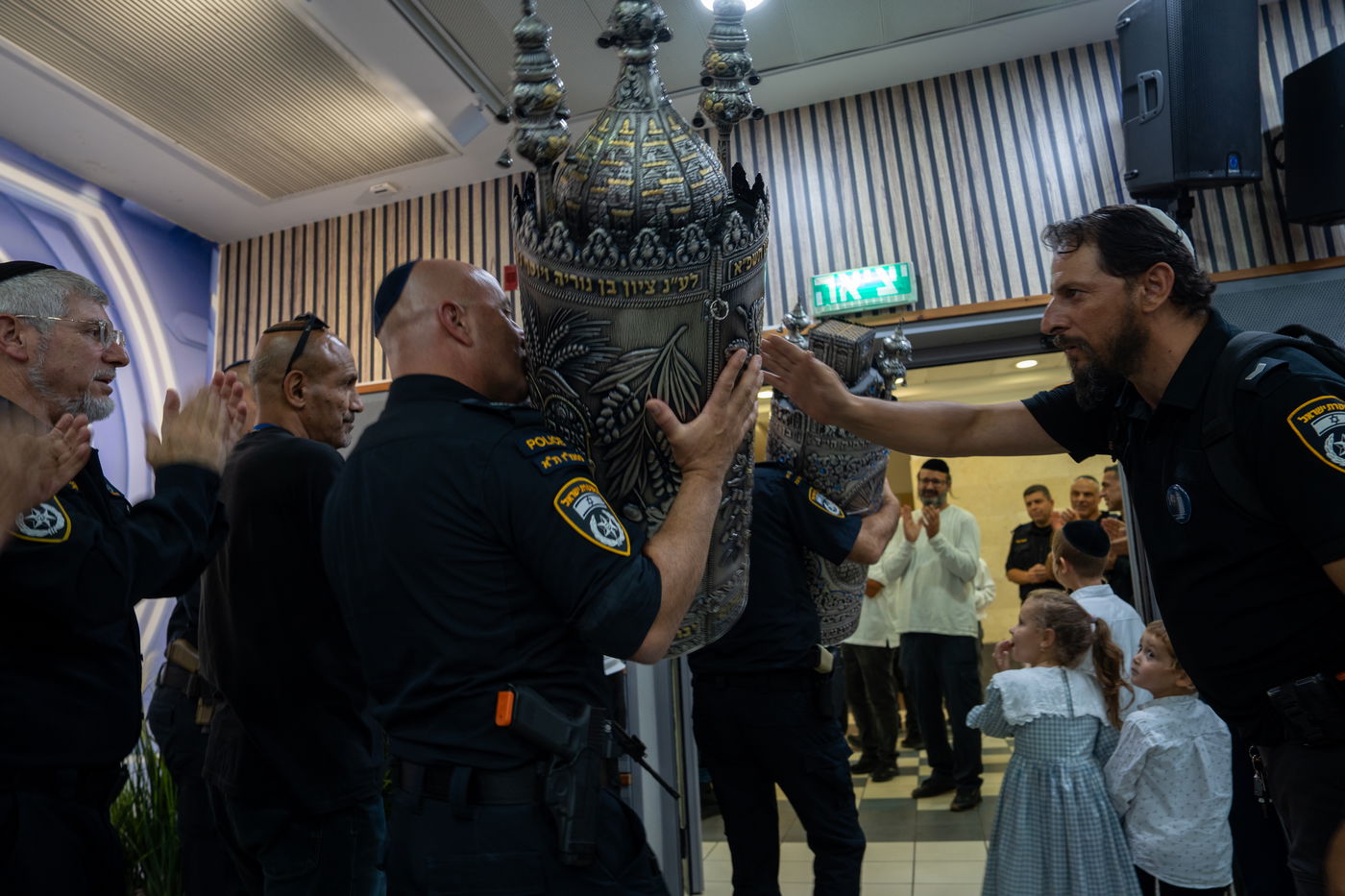 תיעוד מהכנסת ספר התורה למשטרה