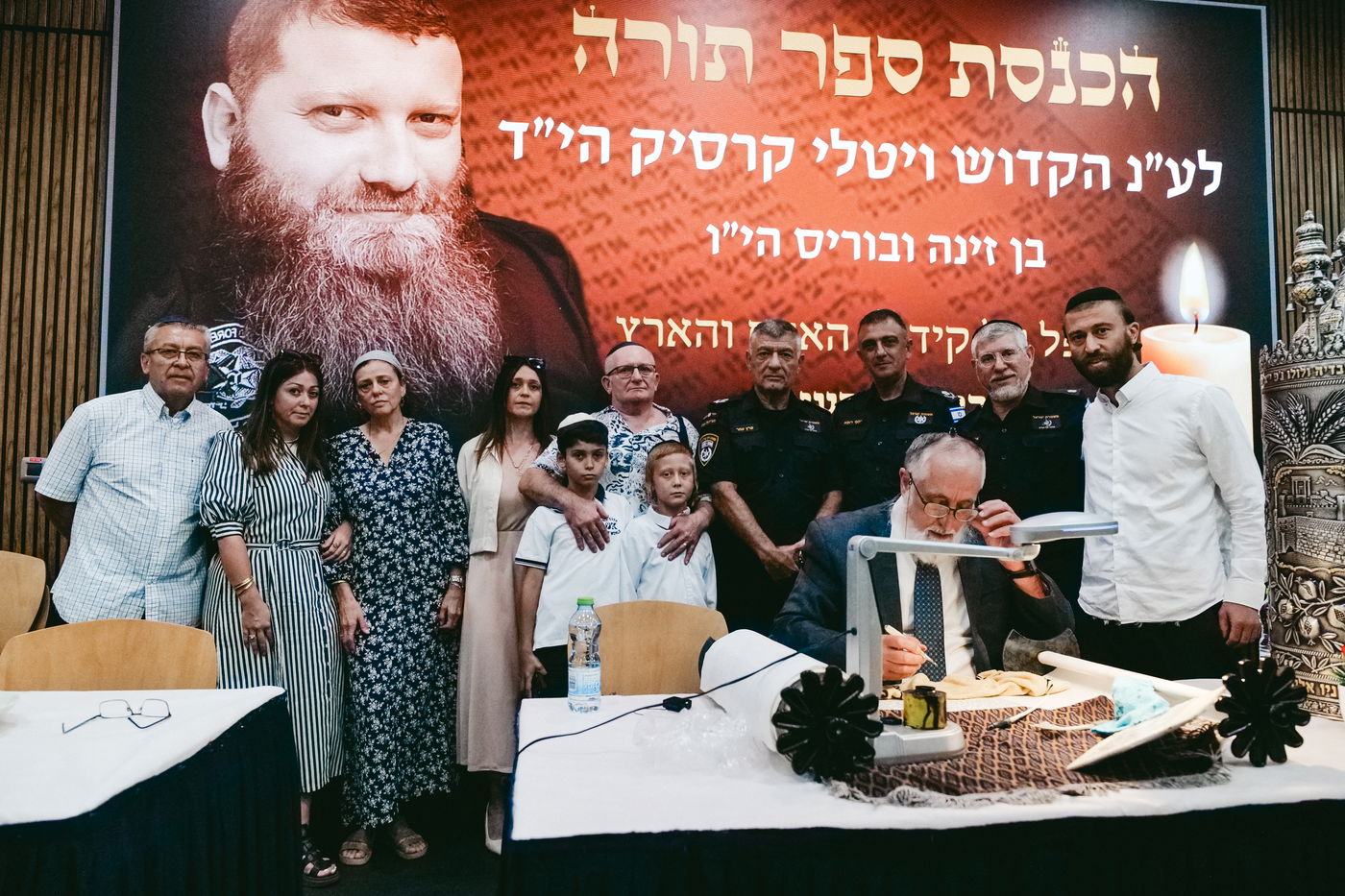 תיעוד מהכנסת ספר התורה למשטרה