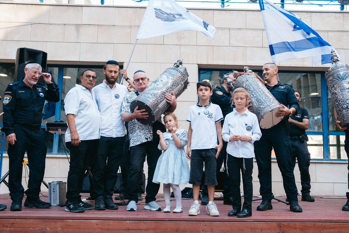 תיעוד מהכנסת ספר התורה למשטרה