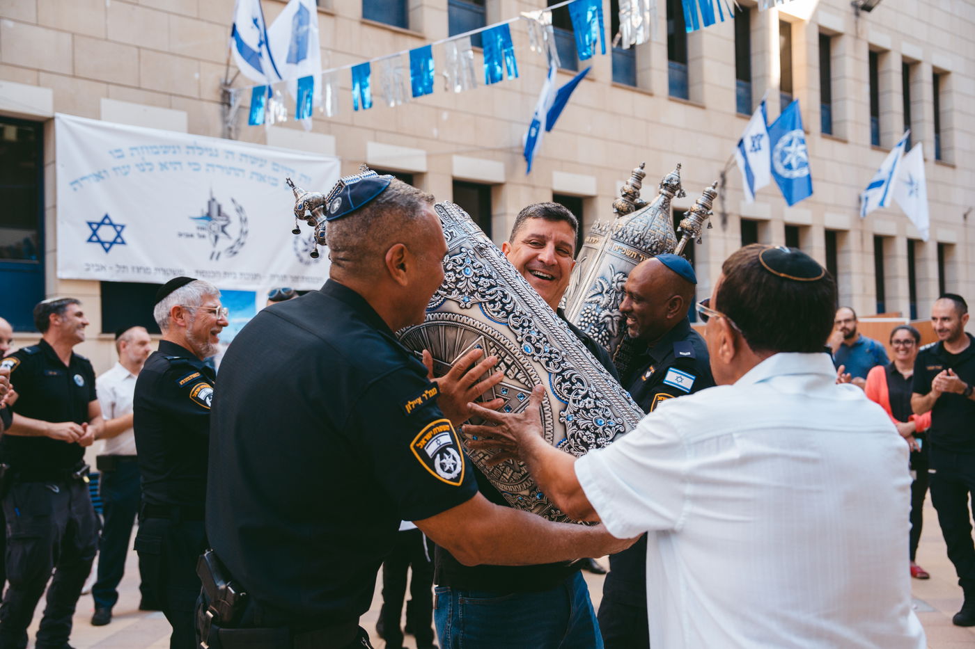 תיעוד מהכנסת ספר התורה למשטרה